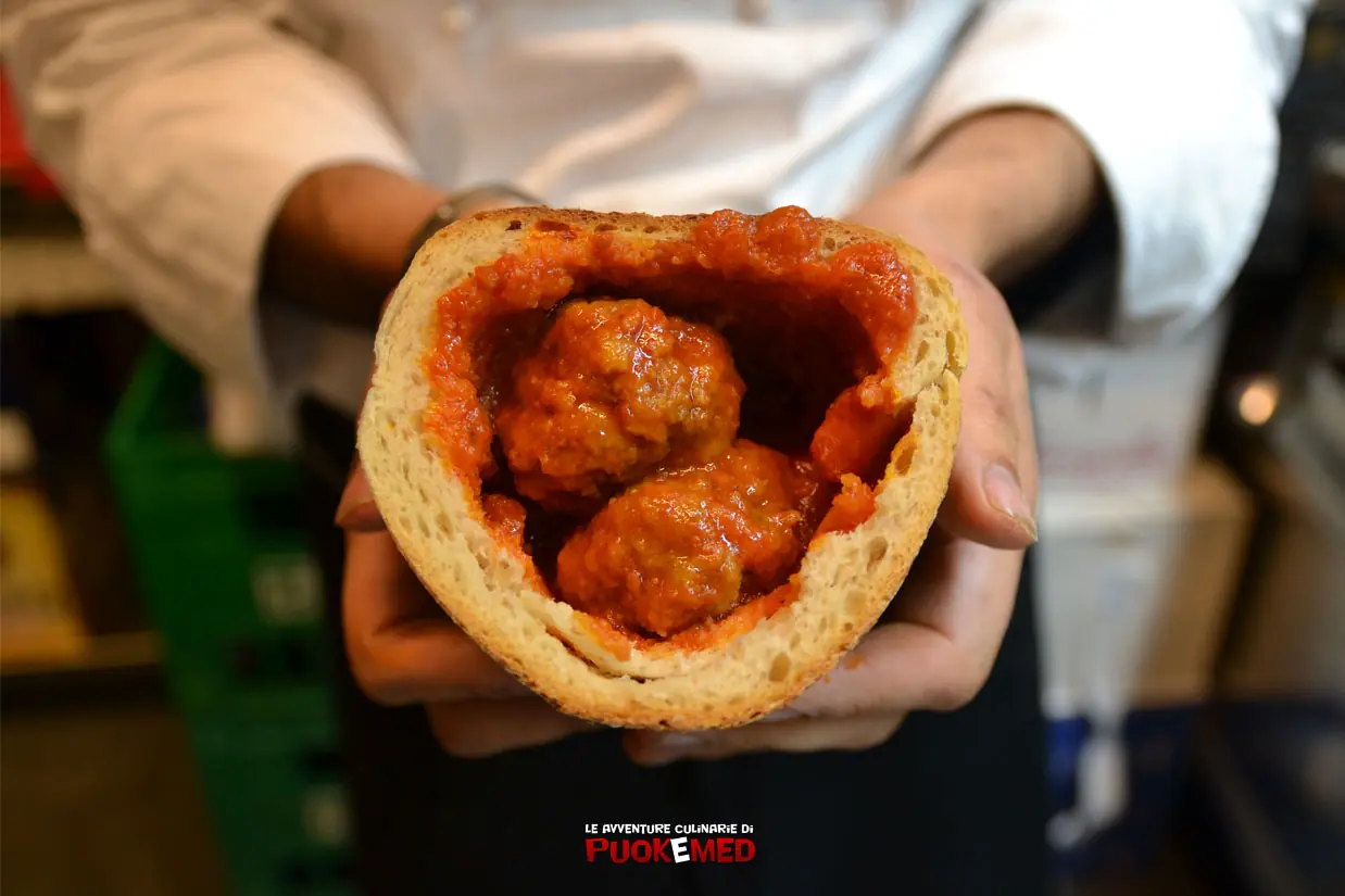 La marennà di Burger Italy con pane cafone, salsa di pomodoro e polpette