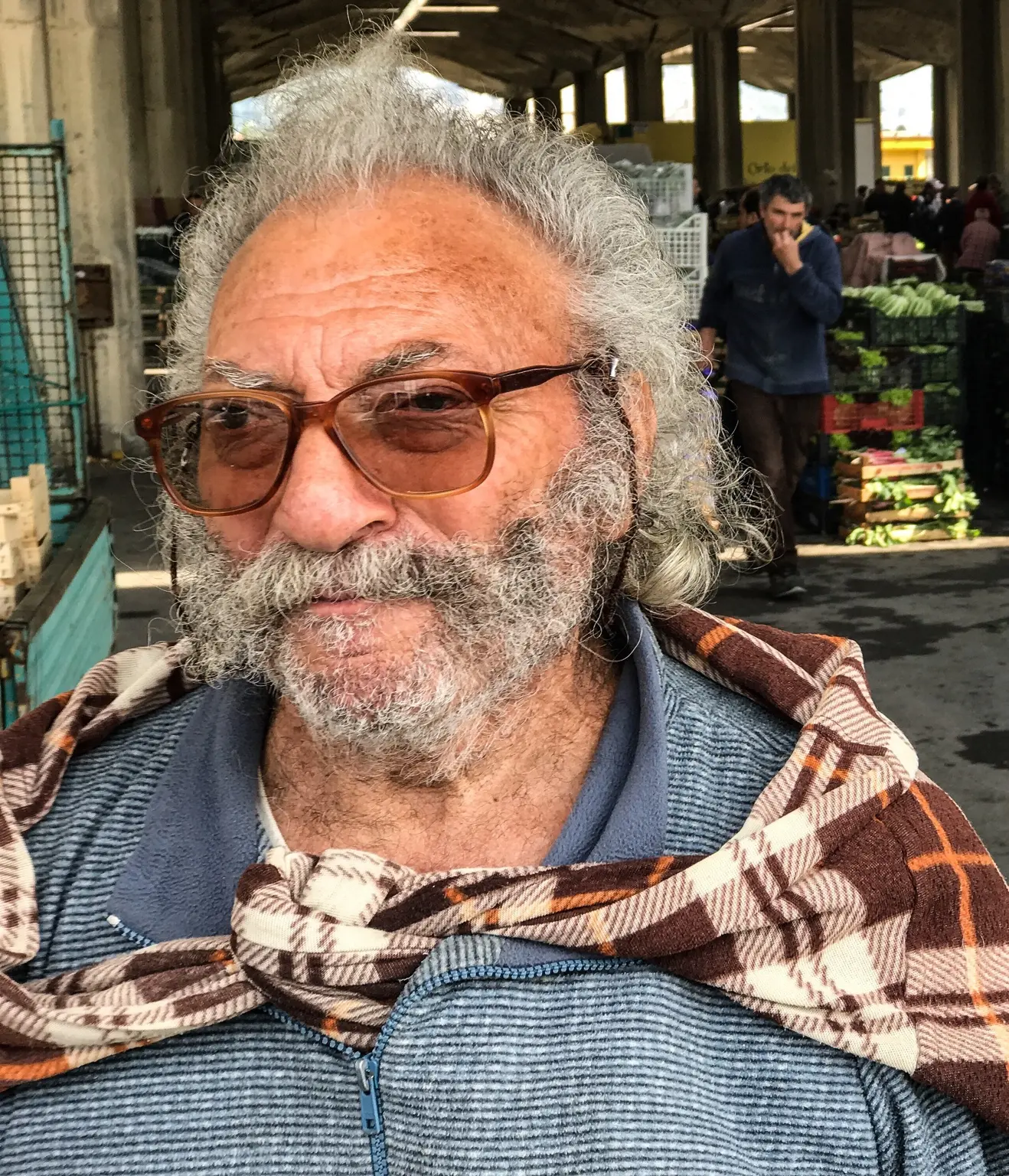 Ritratto di un produttore al mercato ortofrutticolo