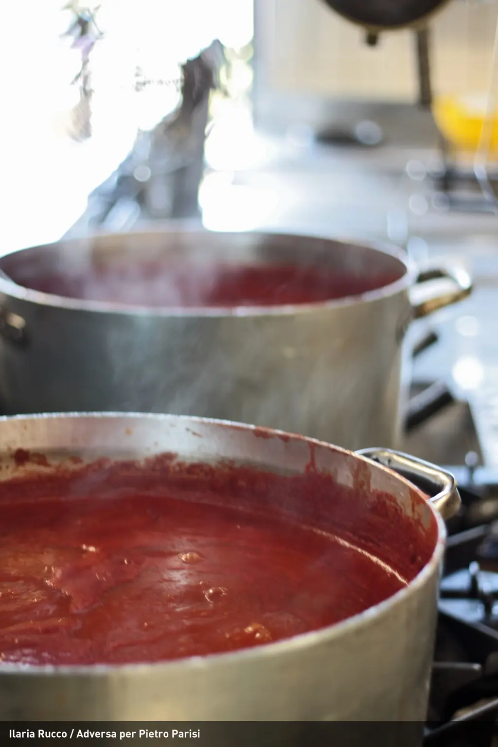 Pentole di salsa di pomodoro nel laboratorio di cucina