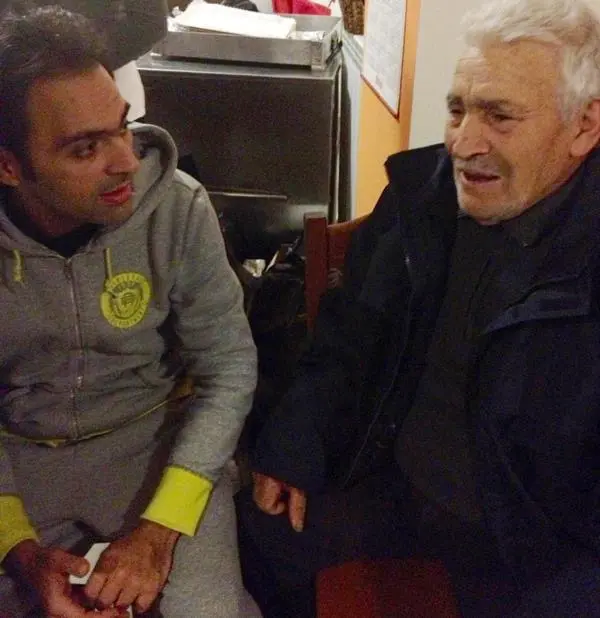 Pietro Parisi conversa con un uomo anziano