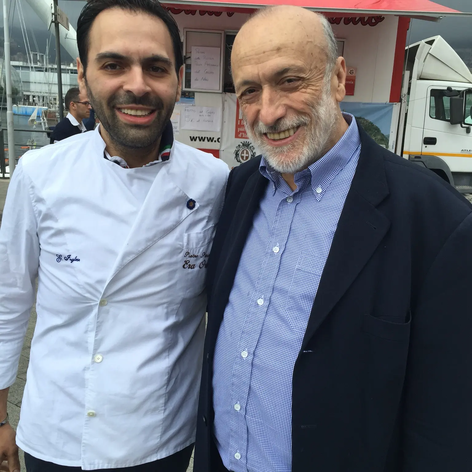 Pietro Parisi accanto a un ospite durante un incontro dedicato al cibo