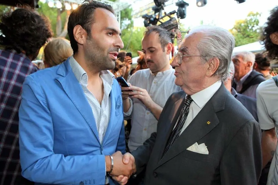 Pietro Parisi stringe la mano a un ospite durante un incontro pubblico