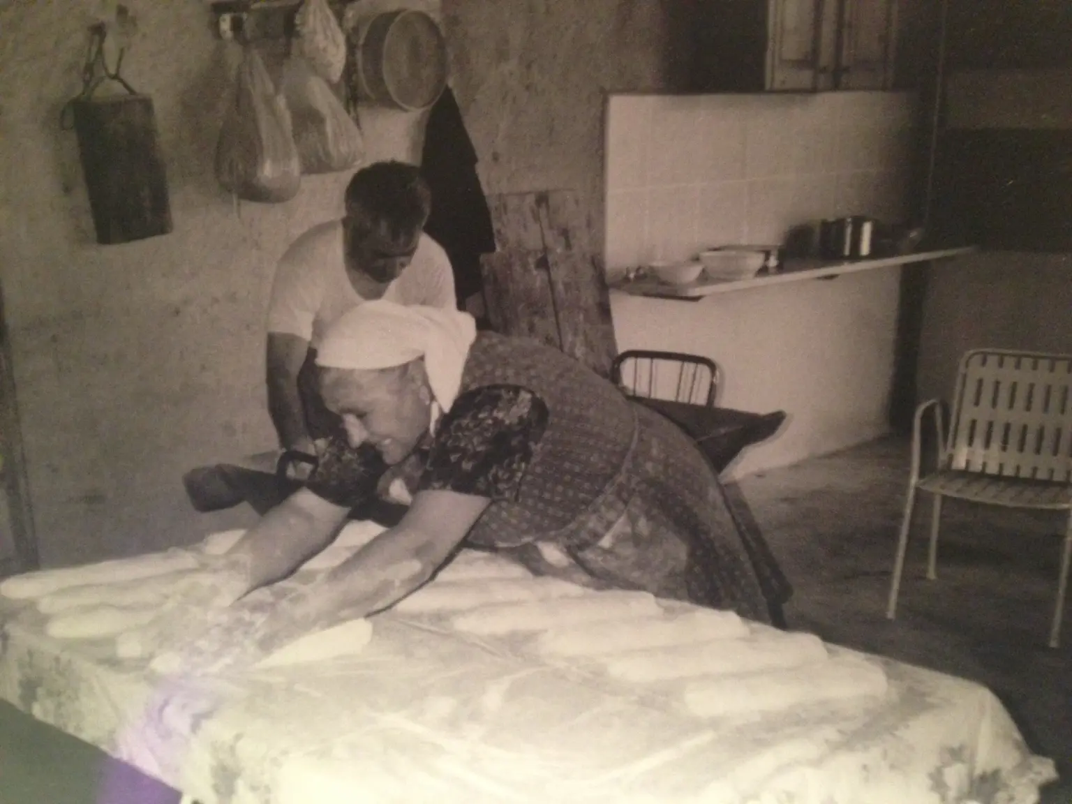 Nonna Nannina mentre lavora un impasto nella cucina di famiglia