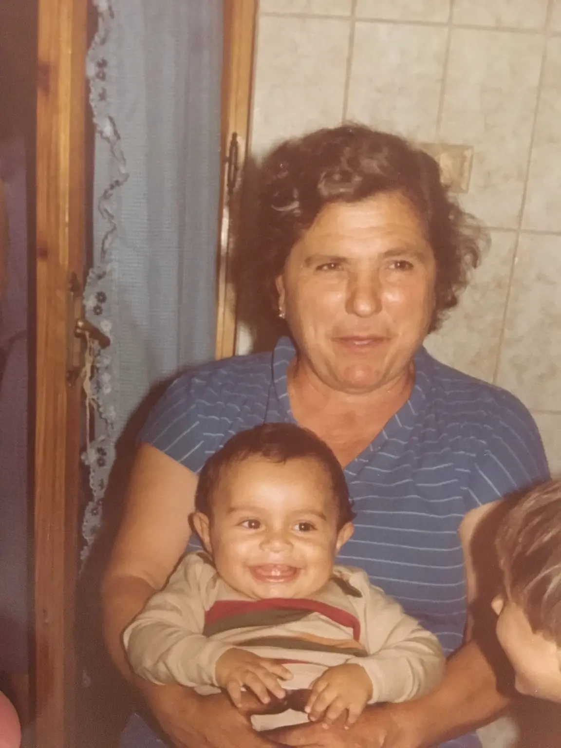 Fotografia di famiglia con una donna che tiene in braccio un bambino