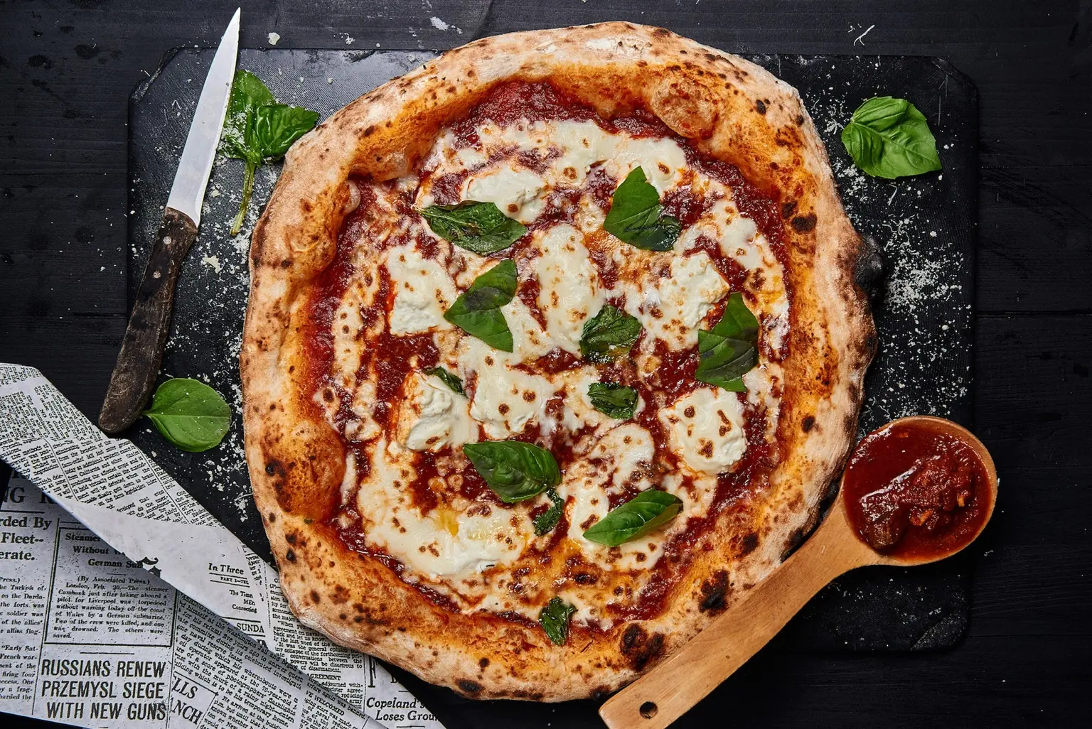 Pizza al pomodoro, mozzarella e basilico legata al progetto Lievito Fujuto di Pietro Parisi