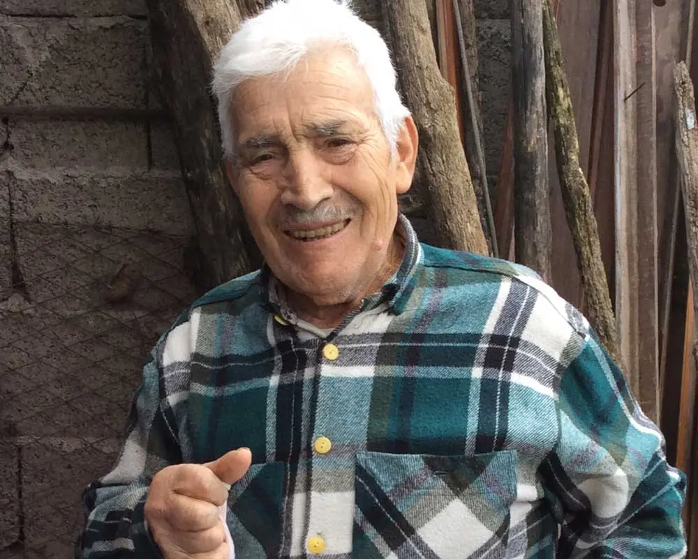 Ritratto di un anziano uomo in un ambiente rurale