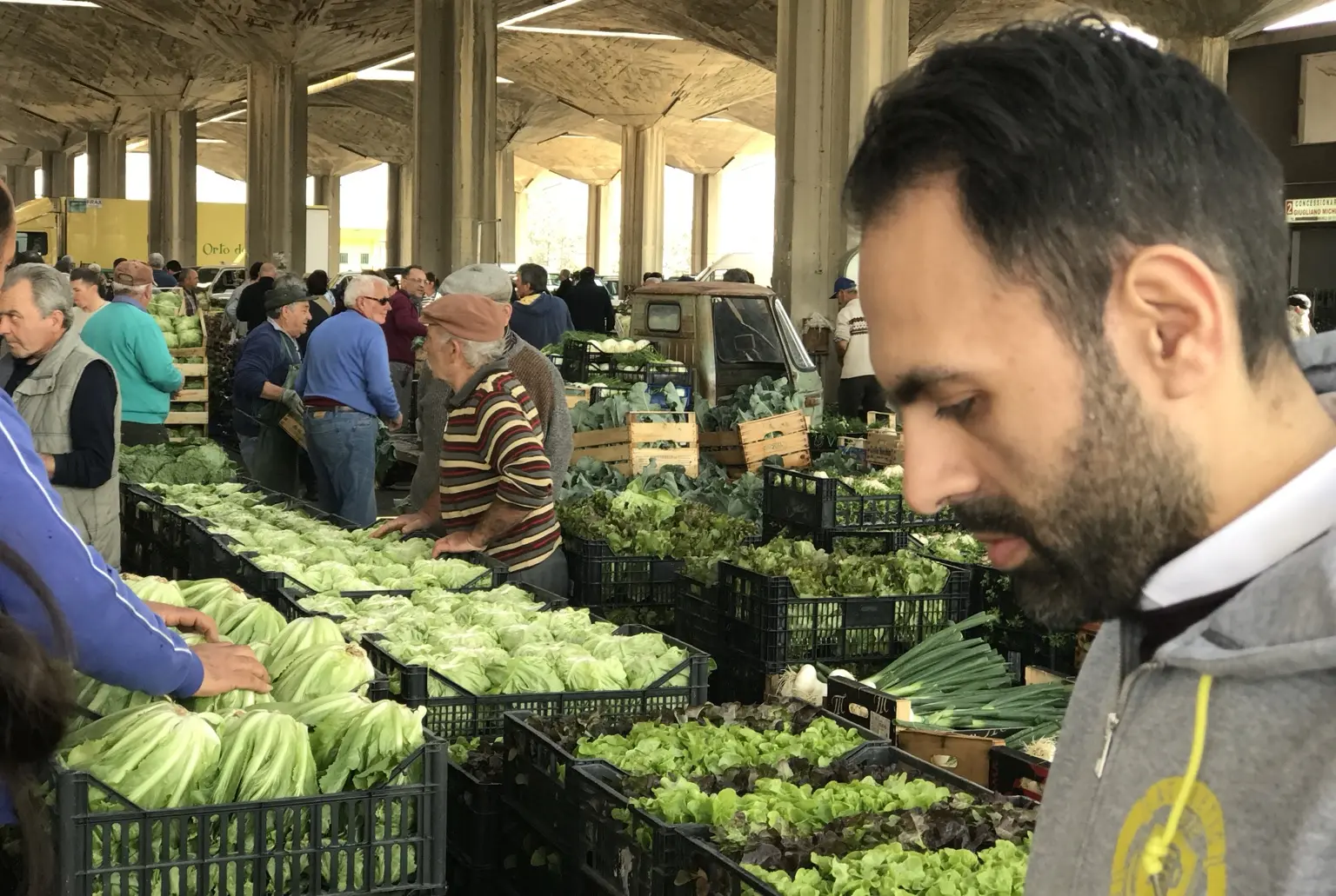 Pietro Parisi tra produttori e verdure al mercato