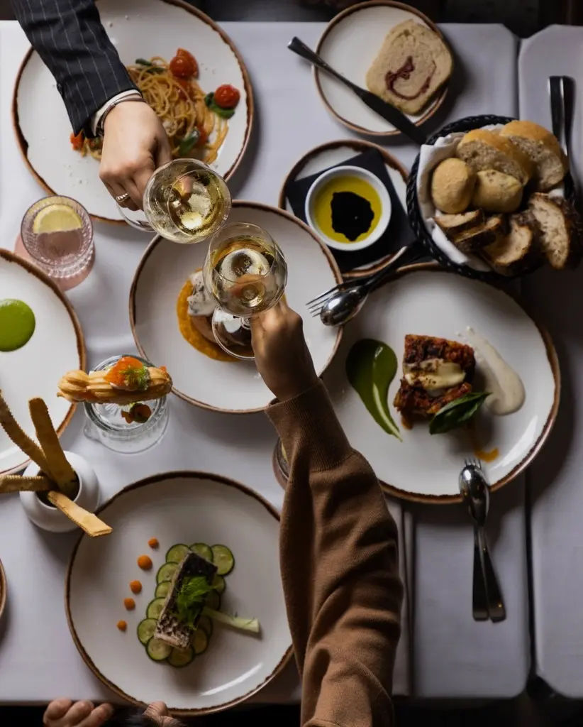 Tavola mediterranea imbandita per un’esperienza conviviale